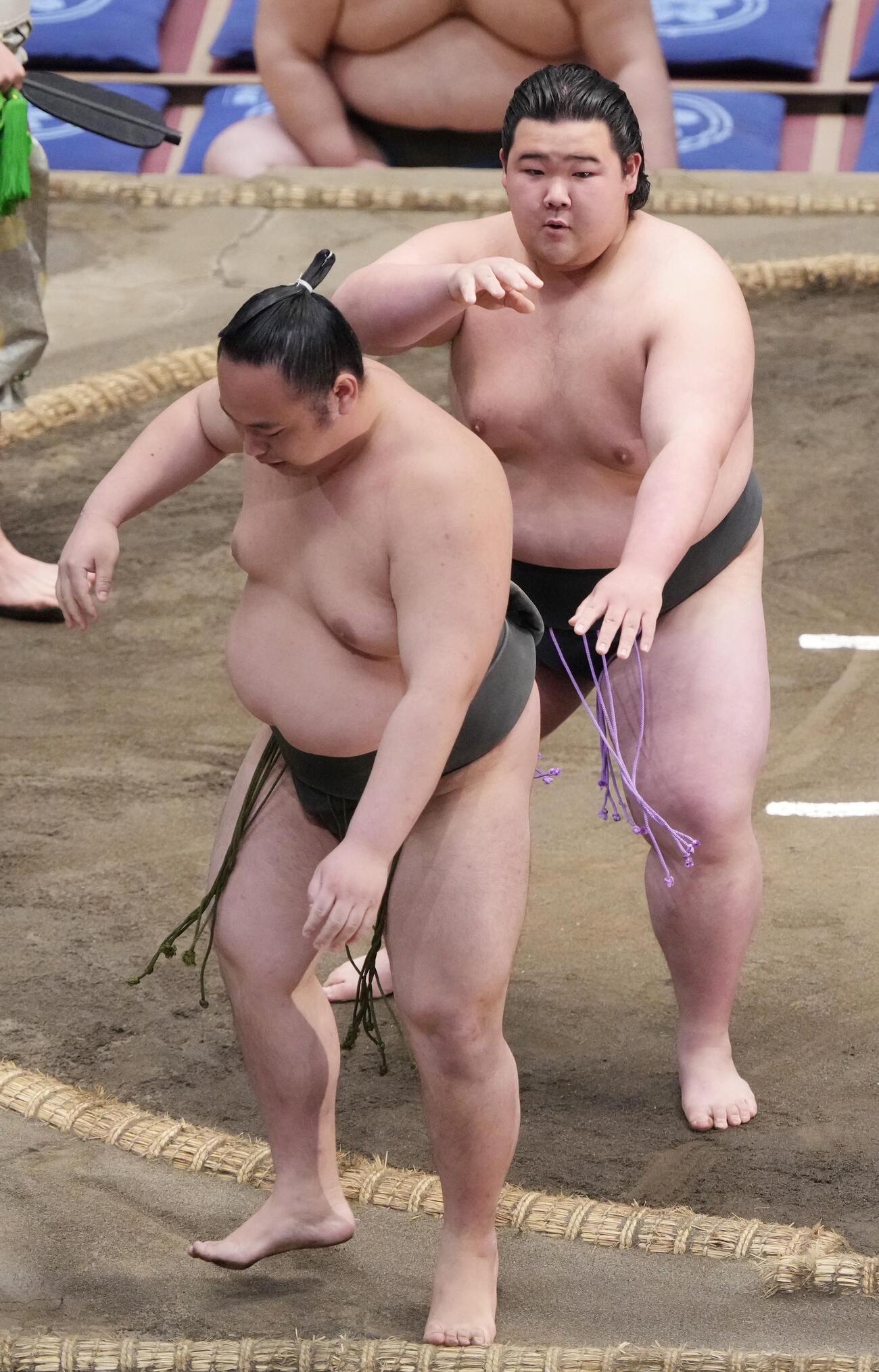 大相撲夏場所13日目　翔盛（右）は真庭山を押し出しで破り序二段優勝を決める（撮影・小沢裕）