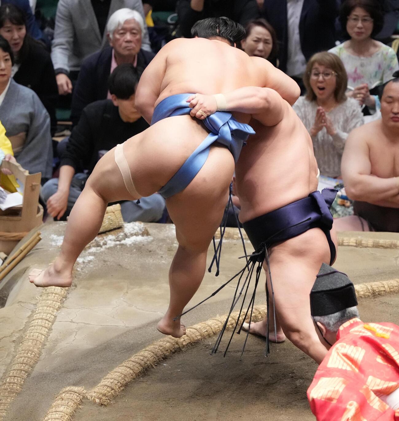 大相撲夏場所13日目　若隆景（右）は翔猿をつり出しで下す（撮影・小沢裕）　＝2026年5月22日