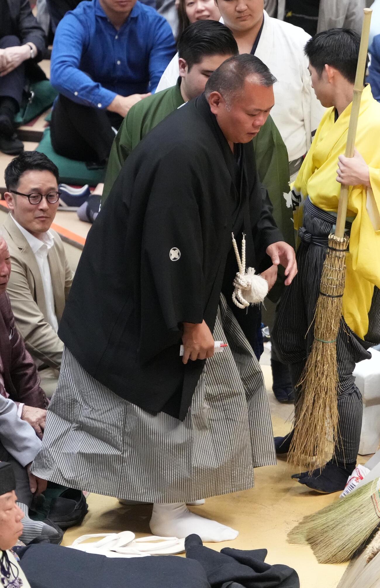 大相撲夏場所13日目　土俵下へ飛び降りてきた翔猿と接触した審判を務める湊親方（撮影・小沢裕）　＝2026年5月22日