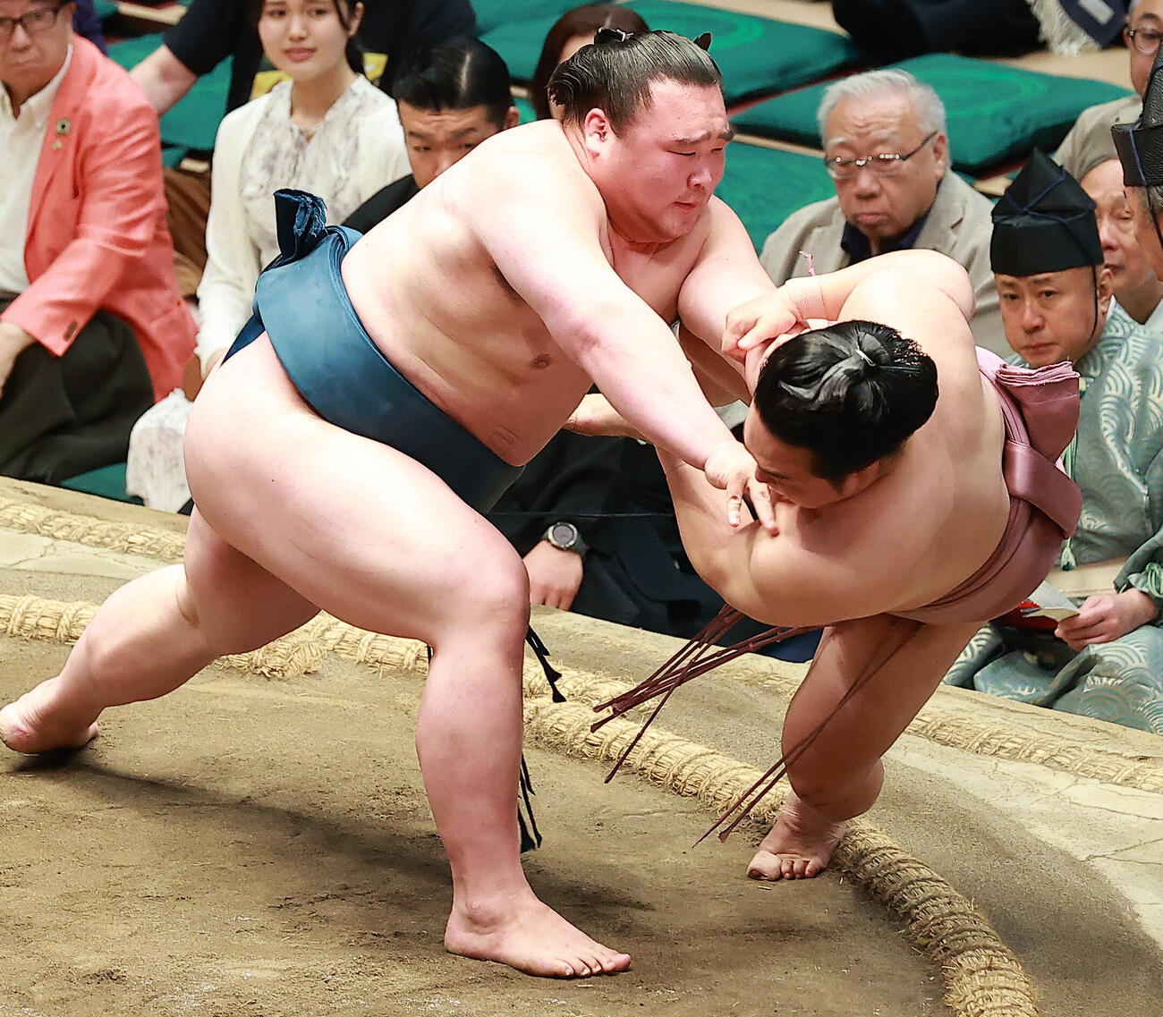 炎鵬（右）を押し倒しで破る白熊（撮影・中島郁夫）
