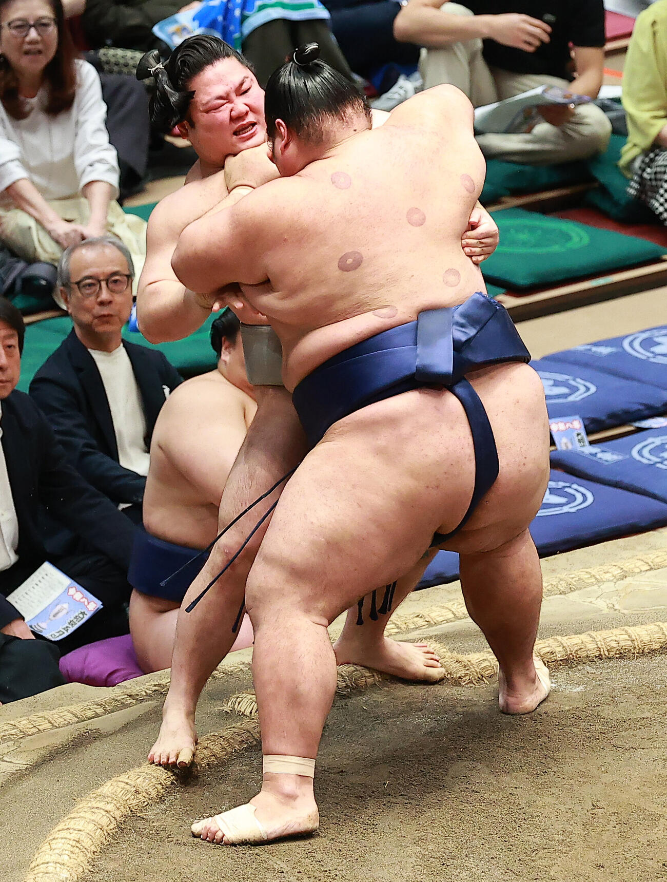 朝翠龍（左）を寄り切りで破る一意（撮影・中島郁夫）