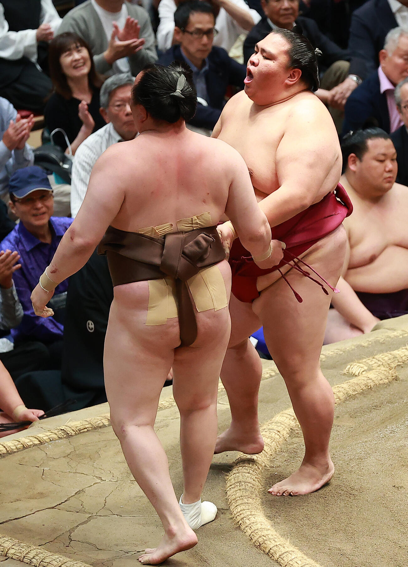 千代翔馬（左）を寄り切りで破る御嶽海（撮影・中島郁夫）