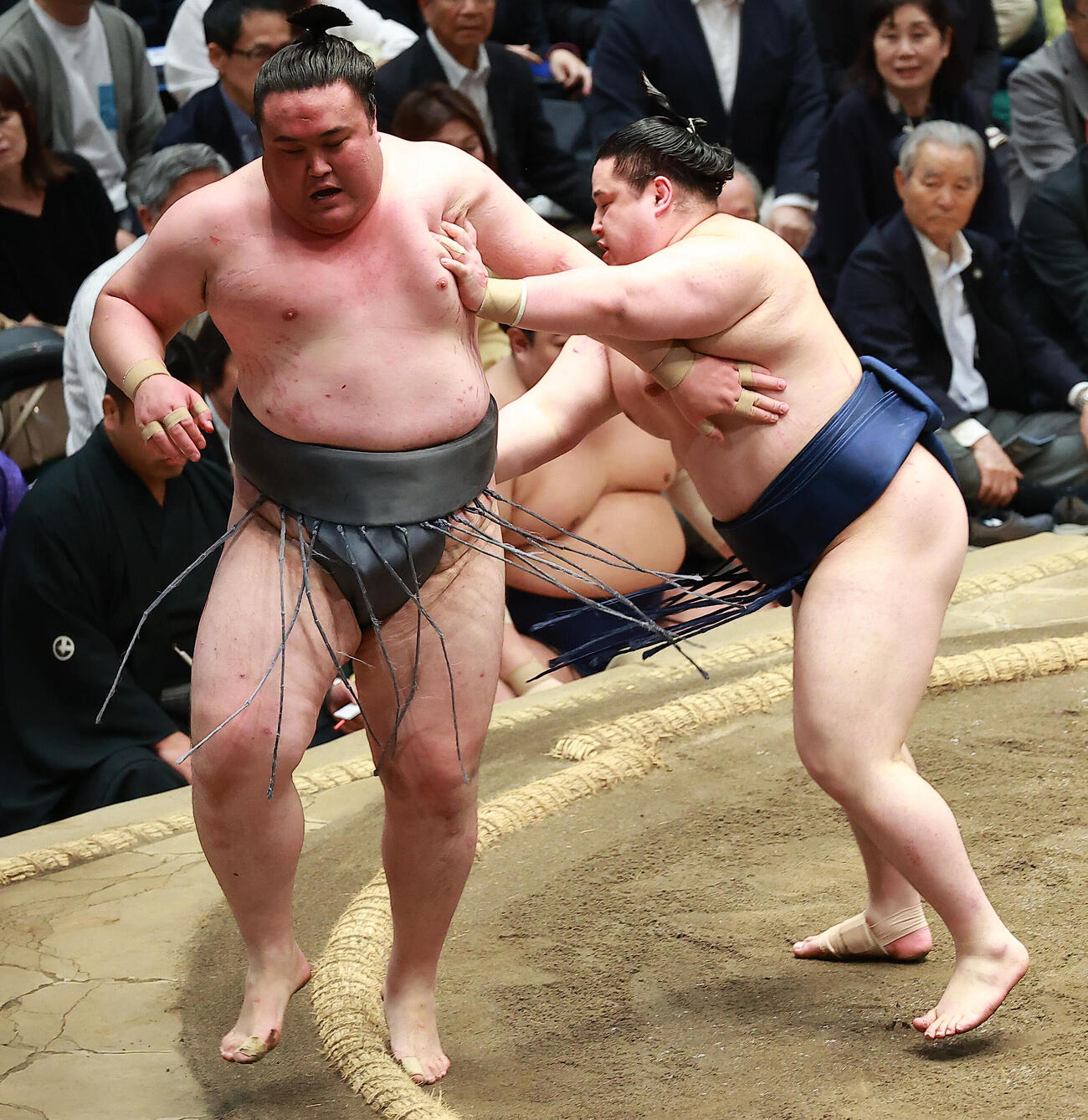 金峰山（左）を送り出しで破る若ノ勝（撮影・中島郁夫）