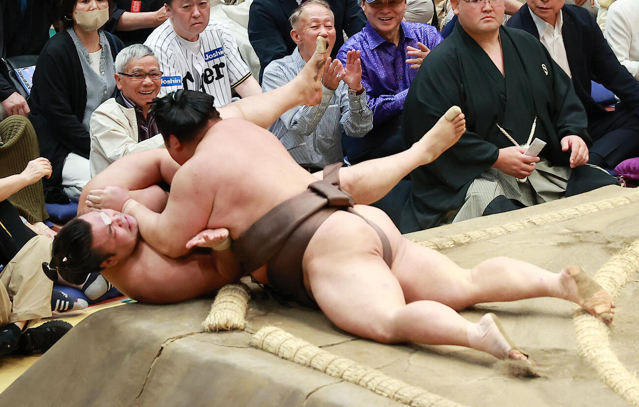 霧島（左）を寄り倒しで破る伯乃富士（撮影・中島郁夫）
