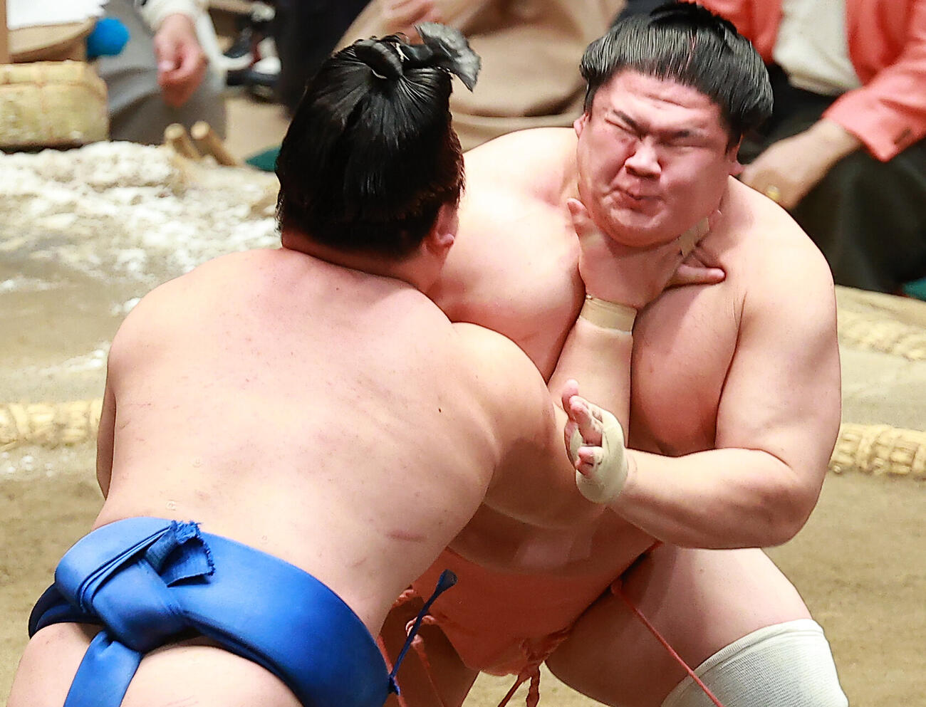 藤ノ川（左）の突きを堪える宇良（撮影・中島郁夫）