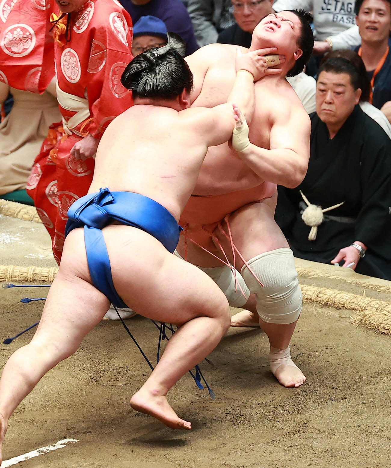 藤ノ川（左）ののど輪を堪える宇良（撮影・中島郁夫）