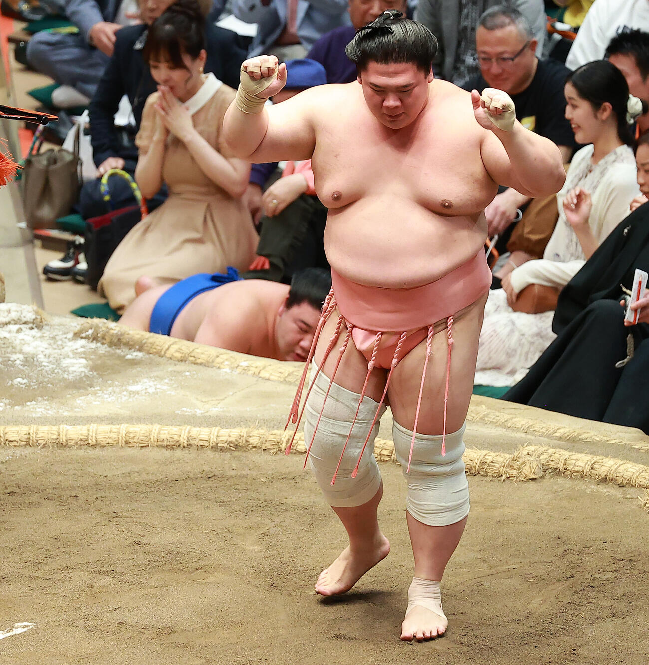 藤ノ川（左）を突き落としで破る宇良（撮影・中島郁夫）