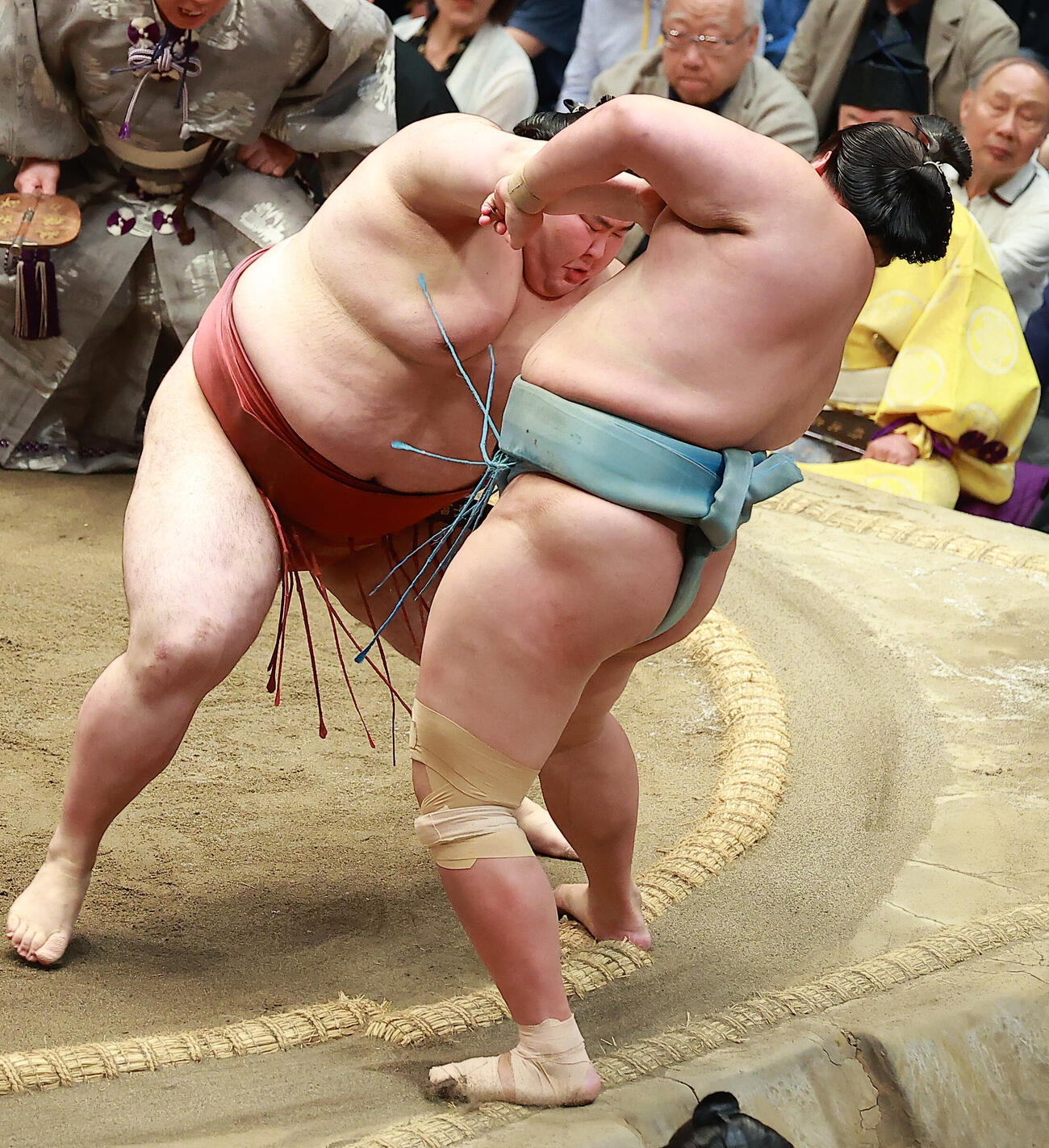 琴勝峰（右）を寄り切りで破る熱海富士（撮影・中島郁夫）