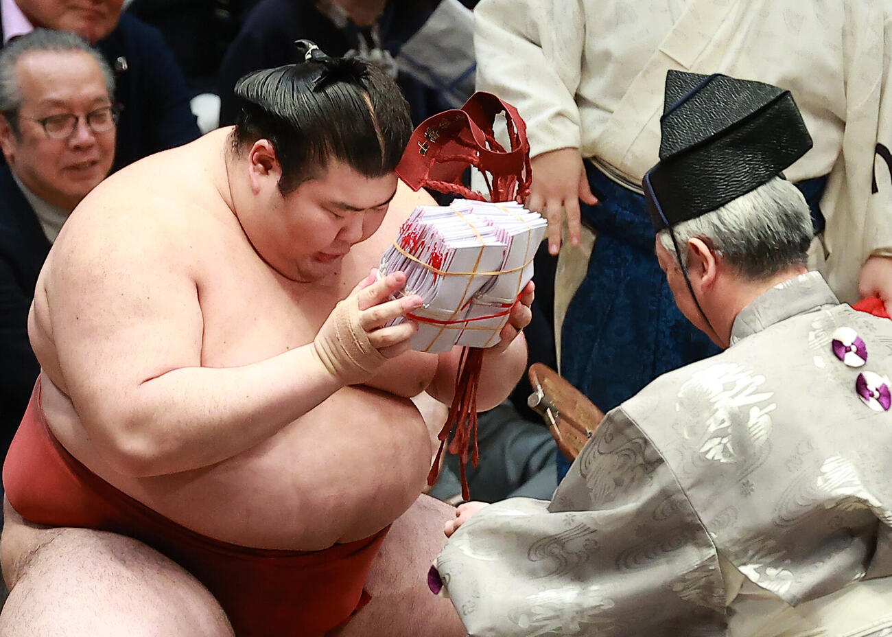 懸賞金を受け取る熱海富士（撮影・中島郁夫）