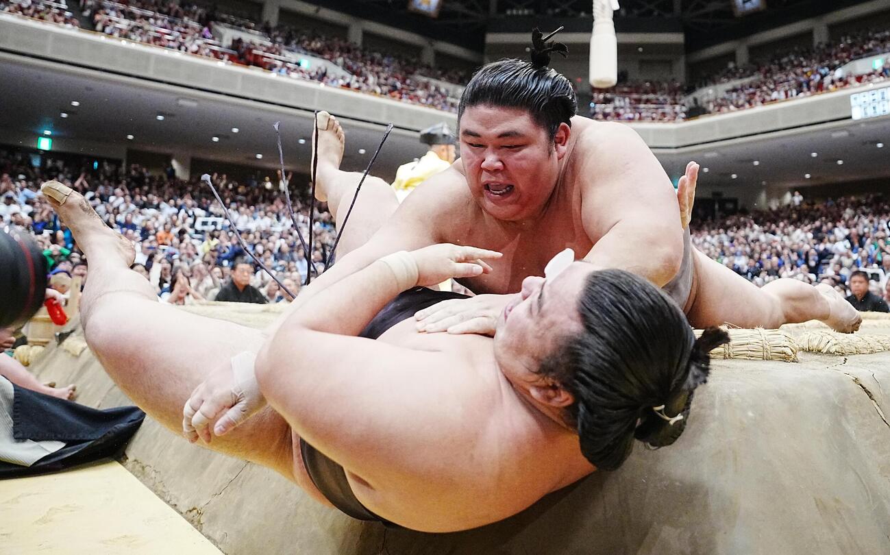 大相撲夏場所14日目　伯乃富士は霧島（手前）を寄り倒しで破る（撮影・小沢裕）　