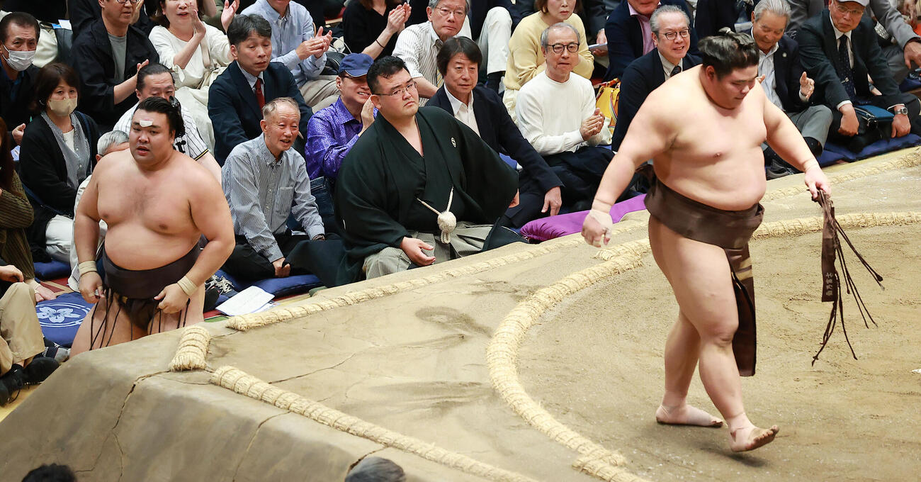 霧島（左端）を寄り倒しで破った伯乃富士（撮影・中島郁夫）