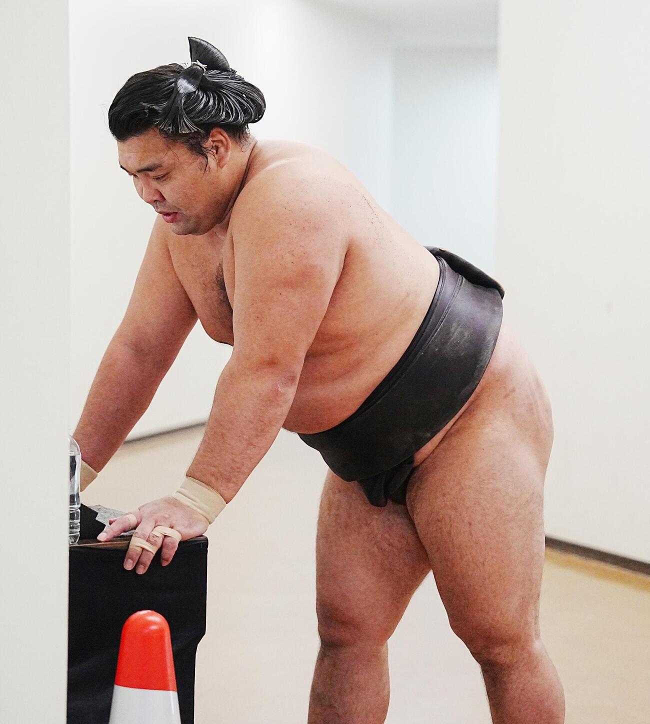 大相撲夏場所14日目　3敗目を喫した霧島は取組後に控室へ向かう通路で取組の映像を確認した（撮影・小沢裕）　＝2026年5月23日
