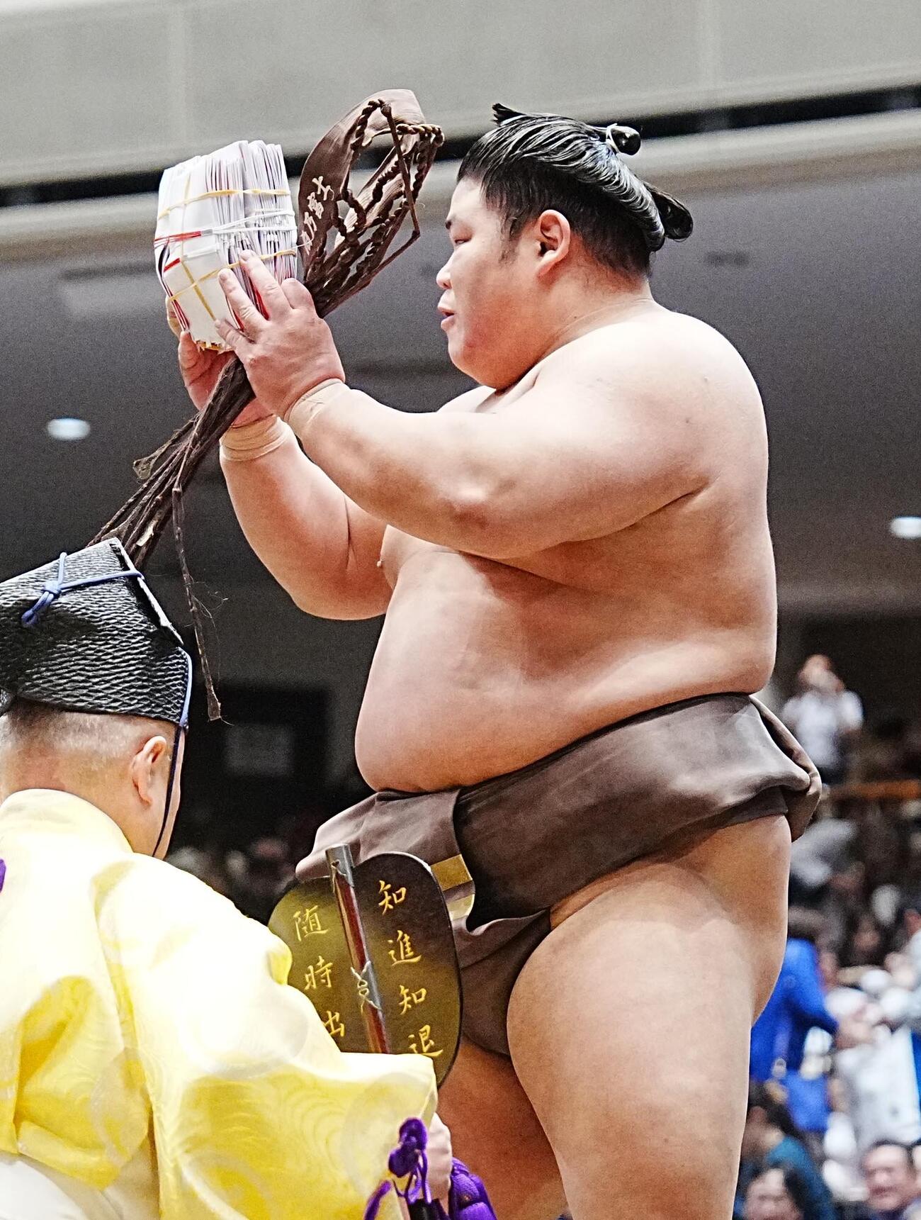 大相撲夏場所14日目　懸賞の束を手にする伯乃富士（撮影・小沢裕）　＝2026年5月23日