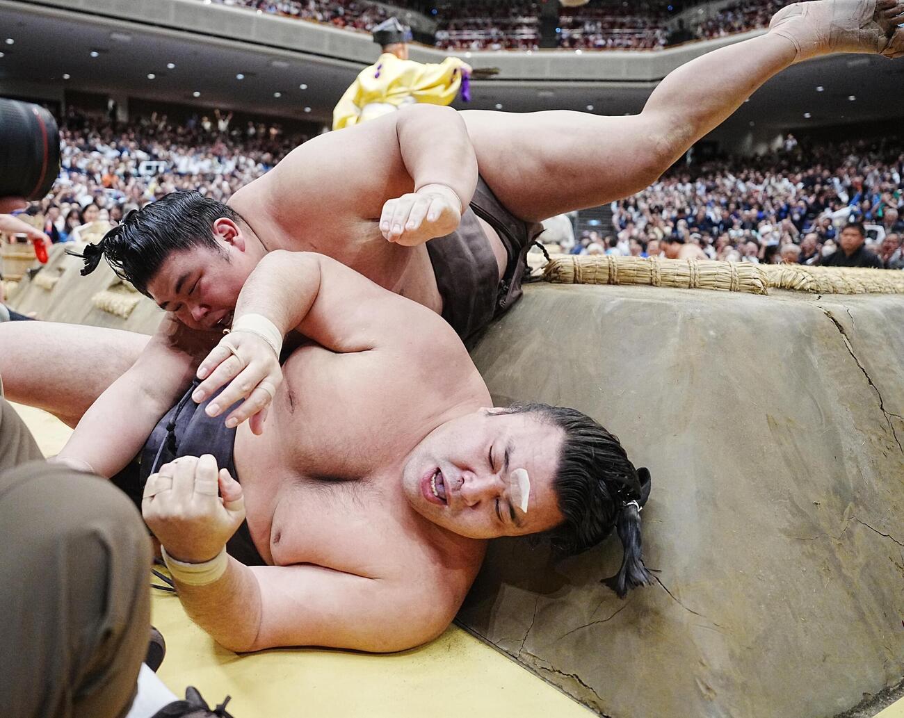 大相撲夏場所14日目　霧島（下）は伯乃富士に寄り倒しで敗れる（撮影・小沢裕）　＝2026年5月23日