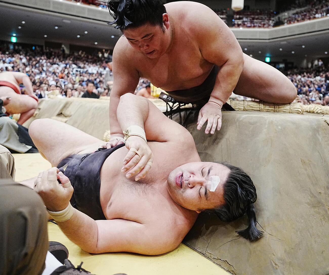 大相撲夏場所14日目　霧島（下）は伯乃富士に寄り倒しで敗れる（撮影・小沢裕）　＝2026年5月23日