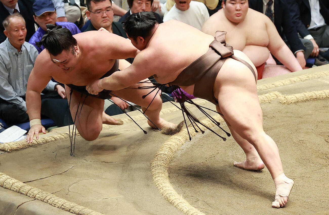 霧島（左）を寄り倒しで破る伯乃富士（撮影・中島郁夫）
