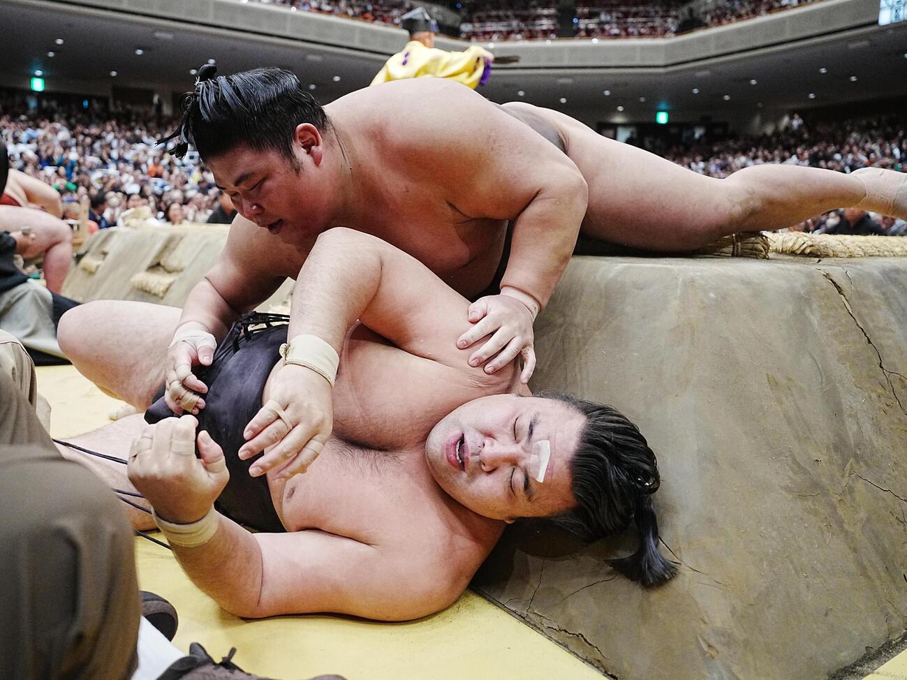 大相撲夏場所14日目　霧島（下）は伯乃富士に寄り倒しで敗れる（撮影・小沢裕）　＝2026年5月23日