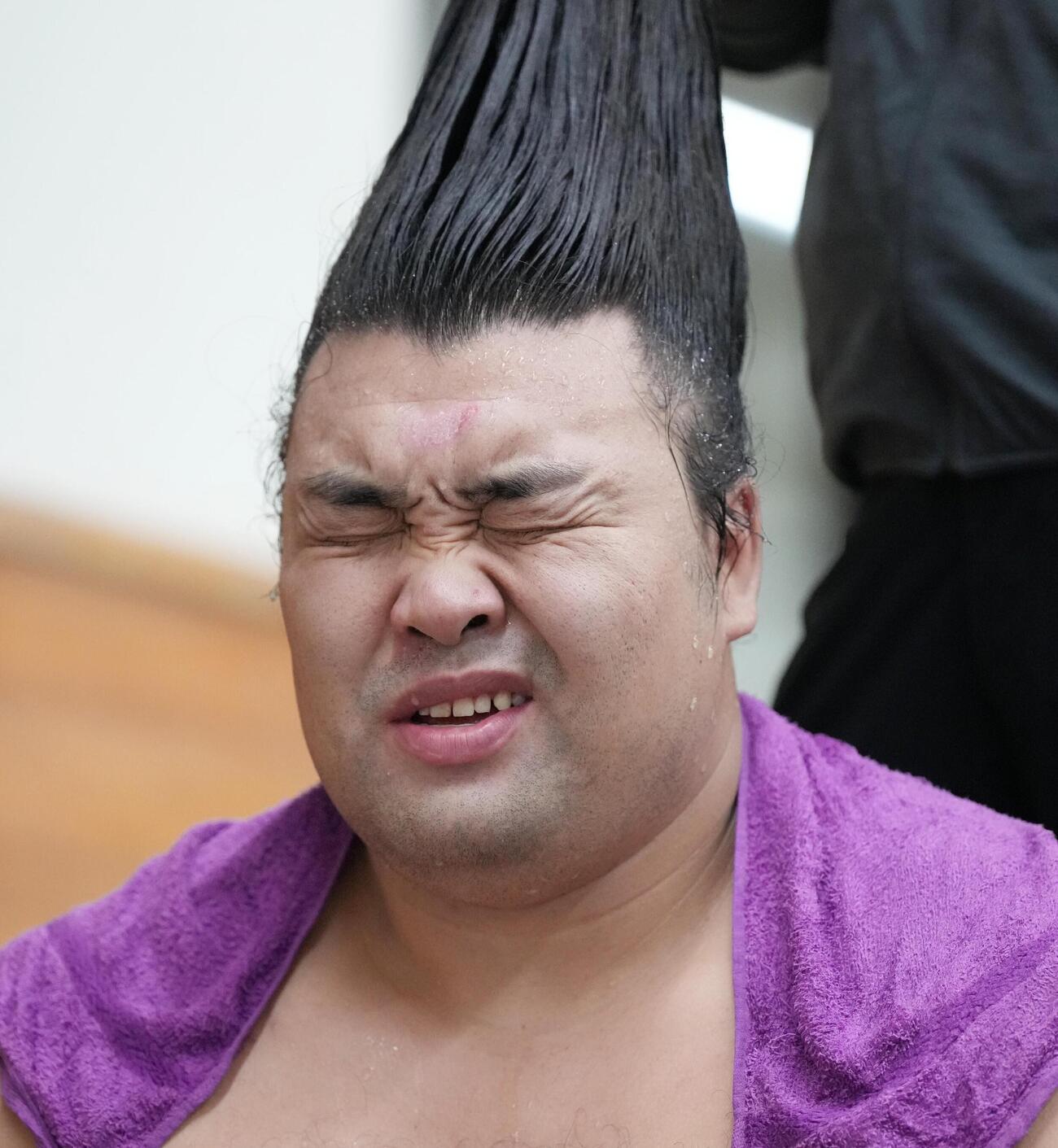 大相撲夏場所14日目　支度部屋で厳しい表情を見せる霧島（撮影・小沢裕）　＝2026年5月23日