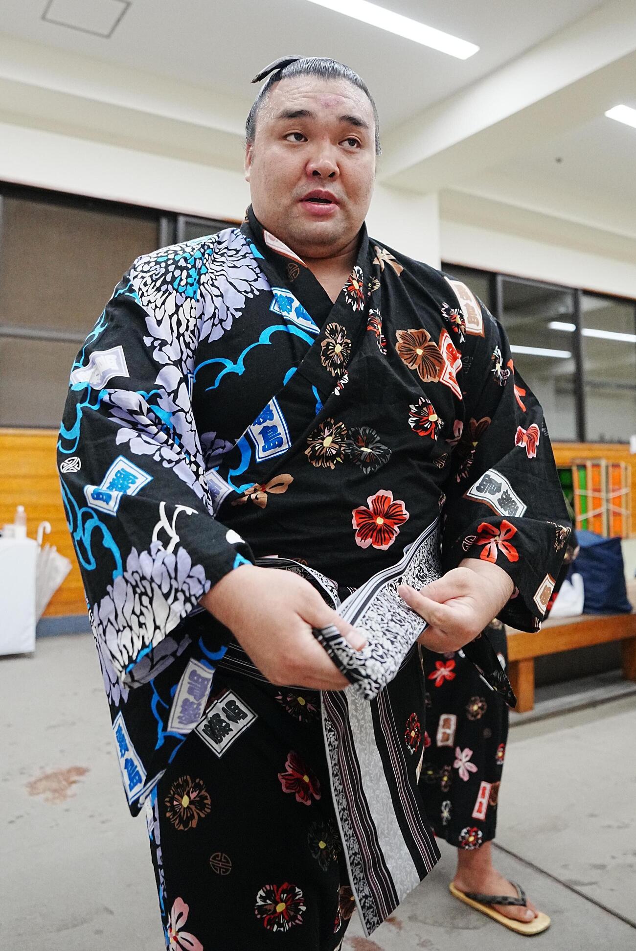 大相撲夏場所14日目　着替えを終え支度部屋を引き揚げる霧島（撮影・小沢裕）　＝2026年5月23日