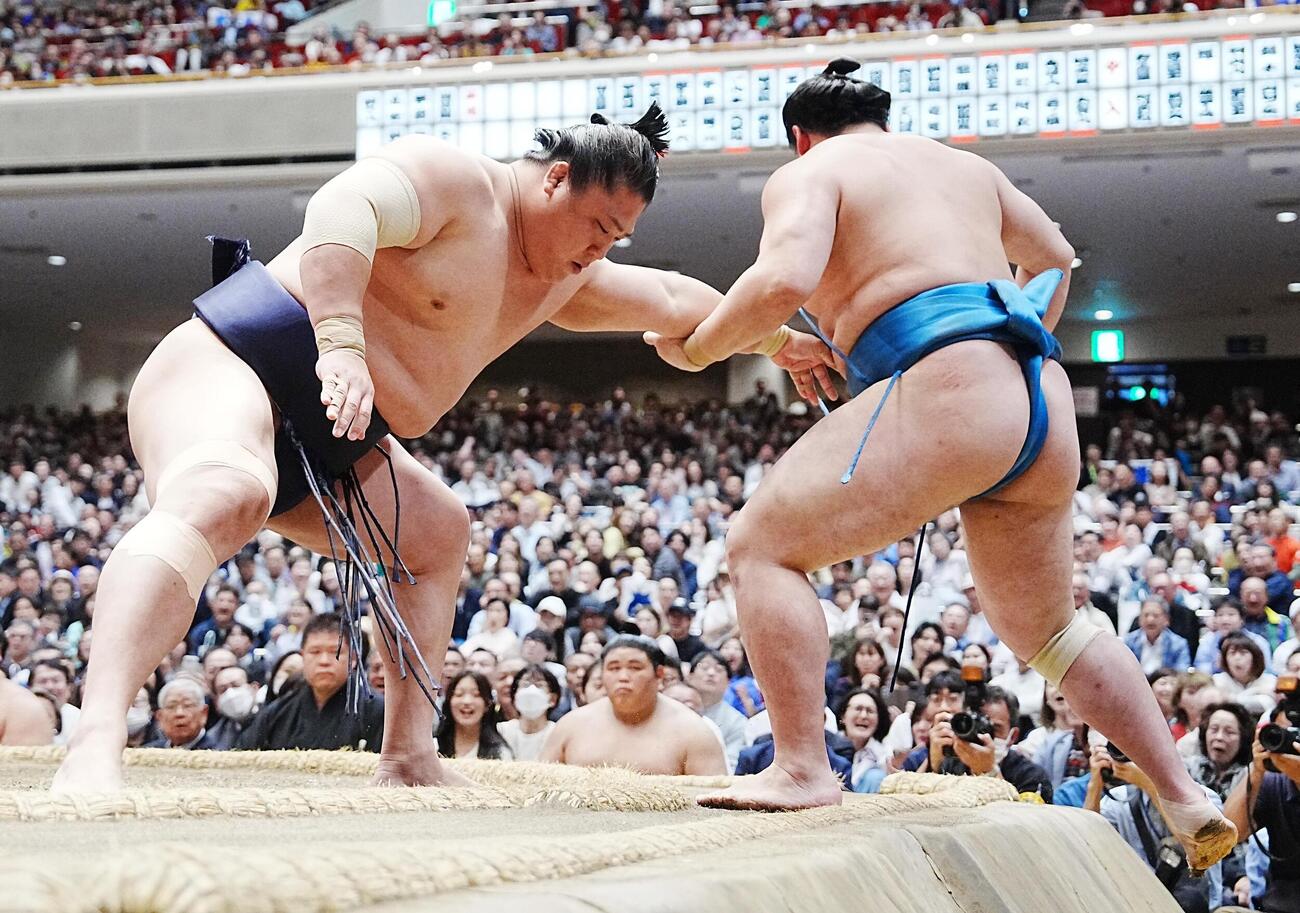 大相撲夏場所14日目　若隆景（左）は琴栄峰を押し出しで下す（撮影・小沢裕）　