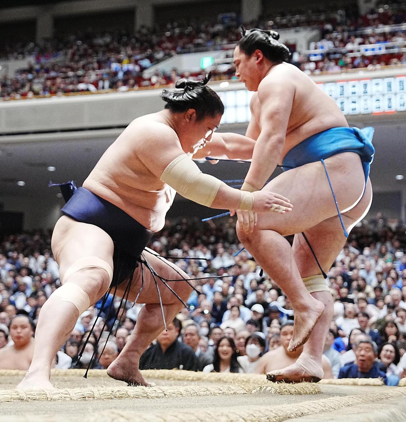 大相撲夏場所14日目　若隆景（左）は琴栄峰を押し出しで下す（撮影・小沢裕）　