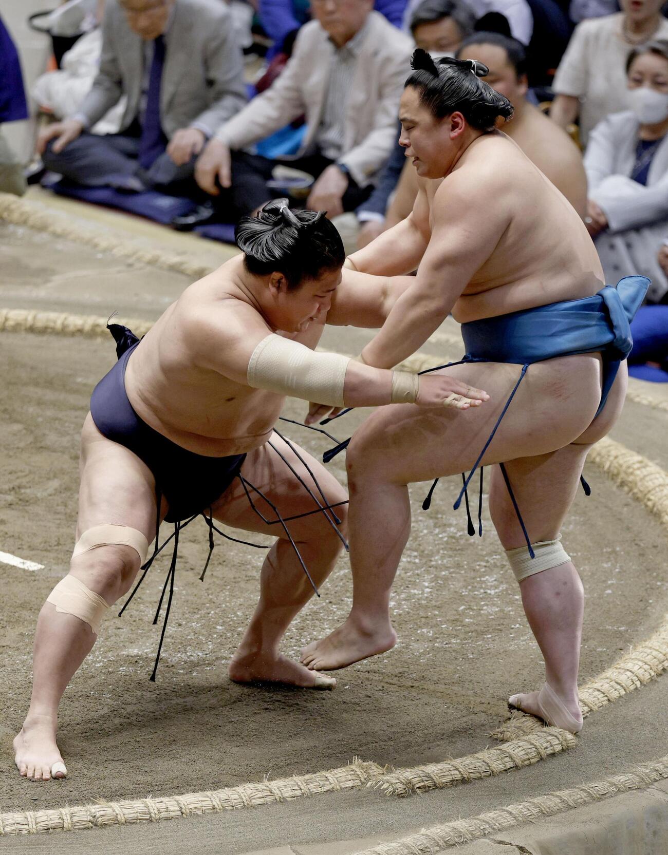 若隆景（左）が押し出しで琴栄峰を下す＝両国国技館（共同）