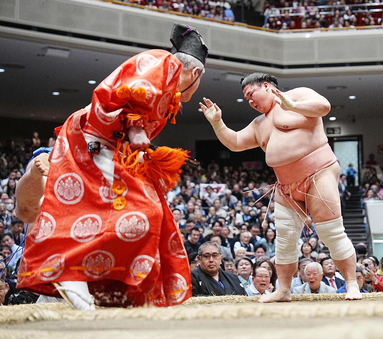 大相撲夏場所14日目　宇良は土俵際で藤ノ川（右）をかわし突き落としで破る。2人の俊敏な動きに合わせるように取組を裁いた行司の木村晃之助（左）も逃げ回った（撮影・小沢裕）