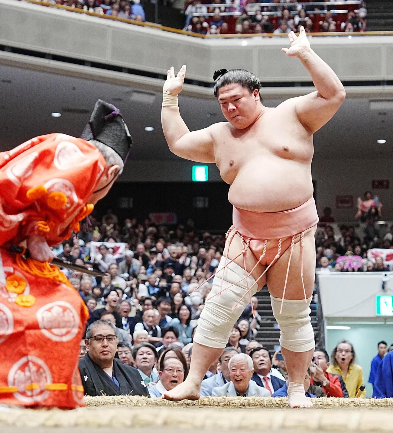 大相撲夏場所14日目　宇良は土俵際で藤ノ川（右）をかわし突き落としで破る。2人の俊敏な動きに合わせるように取組を裁いた行司の木村晃之助（左）も逃げ回った（撮影・小沢裕）