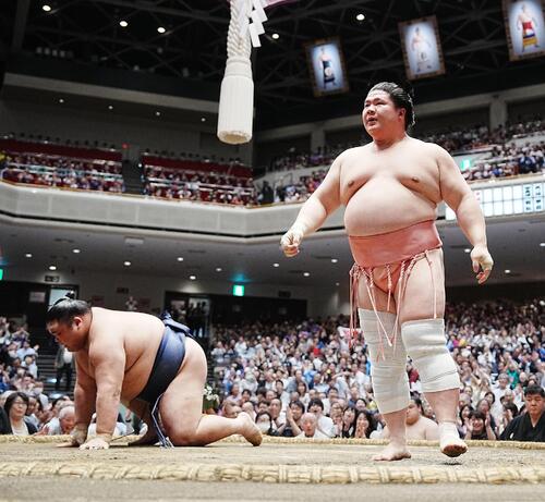 宇良４敗死守「特に何も」土俵際まで追い込まれながらも体そらして突き落とし　千秋楽は霧島と