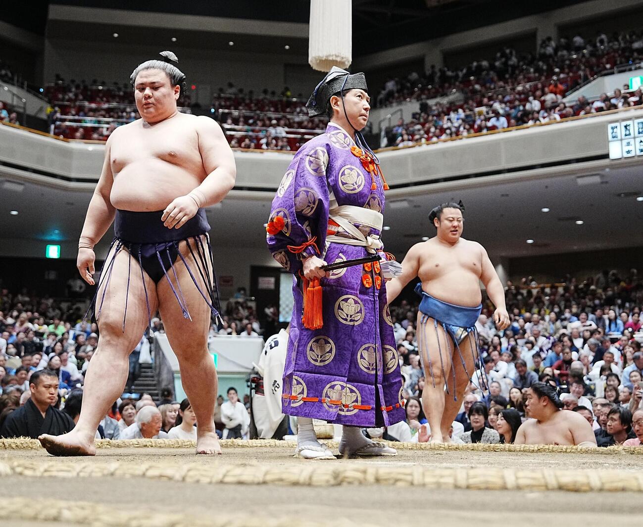 大相撲夏場所12日目　義ノ富士（左）は翔猿を押し出しで下し3敗を死守した（撮影・小沢裕）