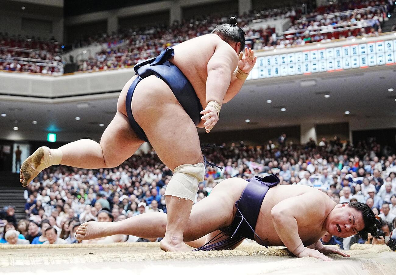 大相撲夏場所14日目　義ノ富士は藤凌駕（左）にすくい投げで敗れる（撮影・小沢裕）