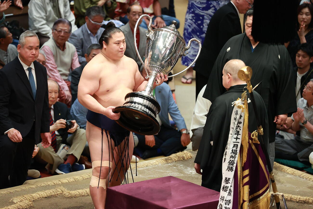 優勝杯を授与される若隆景（撮影・中島郁夫）