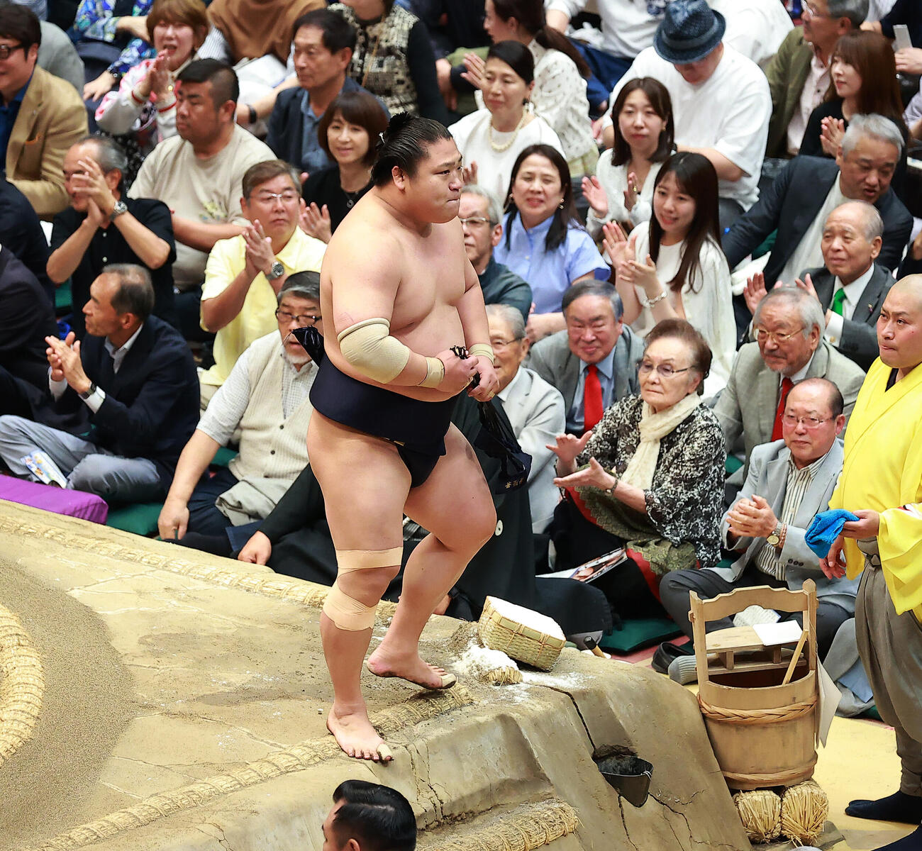 優勝決定戦で霧島を破った若隆景（撮影・中島郁夫）