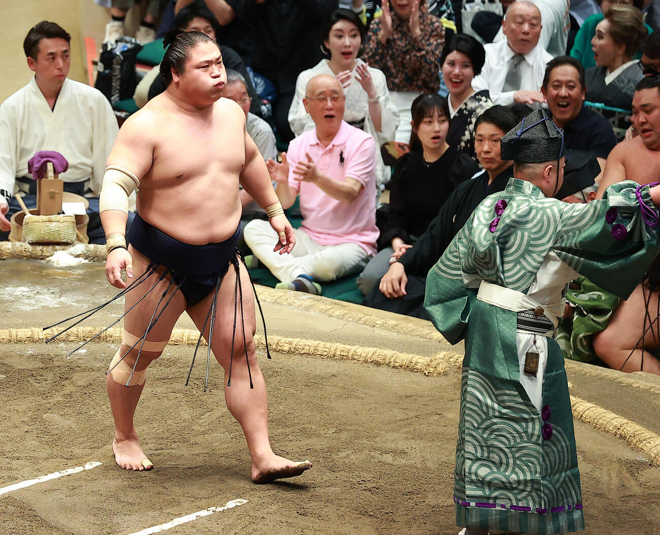 優勝決定戦で霧島（右端）を破った若隆景（撮影・中島郁夫）