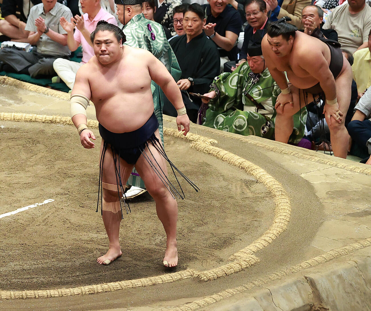 優勝決定戦で霧島（右端）を破った若隆景（撮影・中島郁夫）