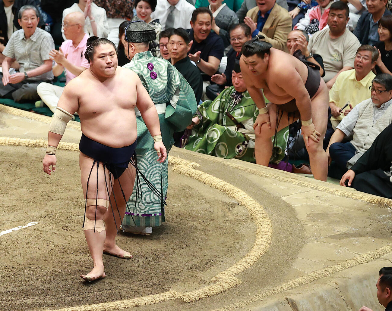 優勝決定戦で霧島（右端）を破った若隆景（撮影・中島郁夫）
