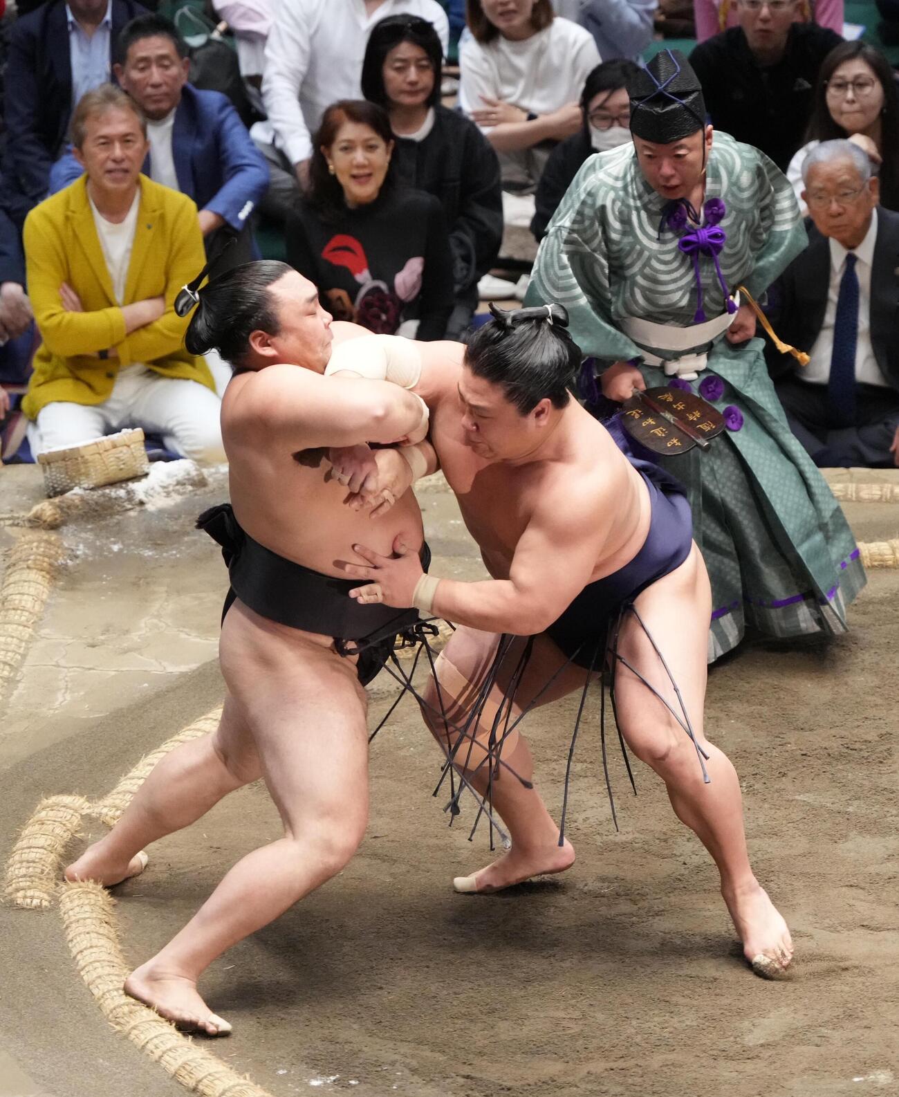 優勝決定戦で若隆景（右）は霧島を押し出しで破る（撮影・小沢裕）