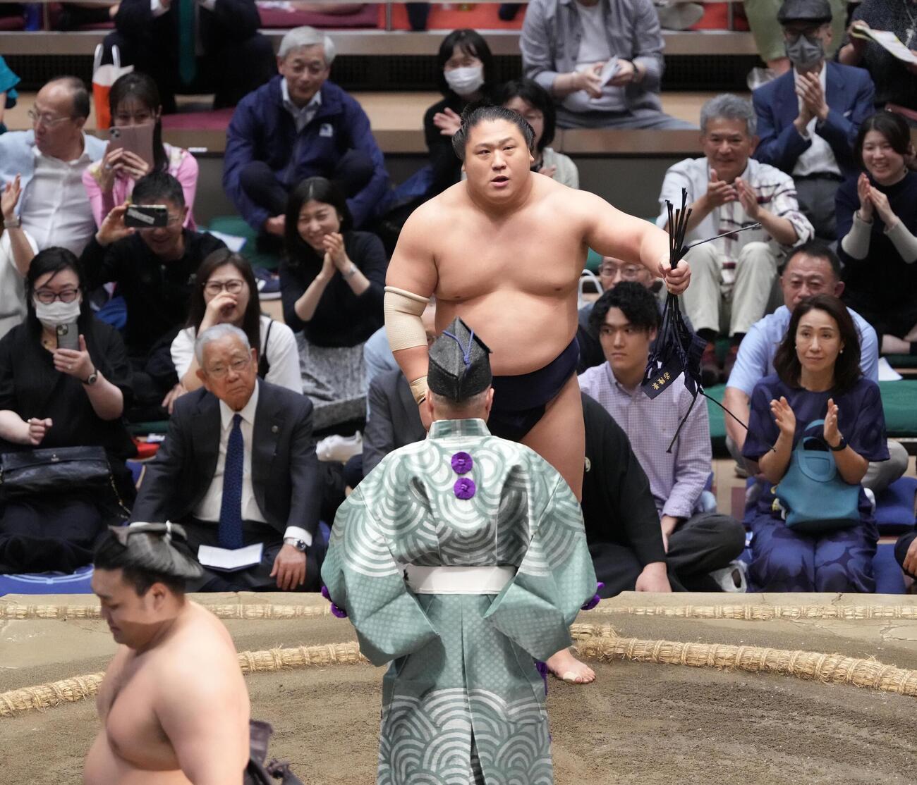 優勝決定戦で若隆景は霧島（手前左）を押し出しで破る（撮影・小沢裕）