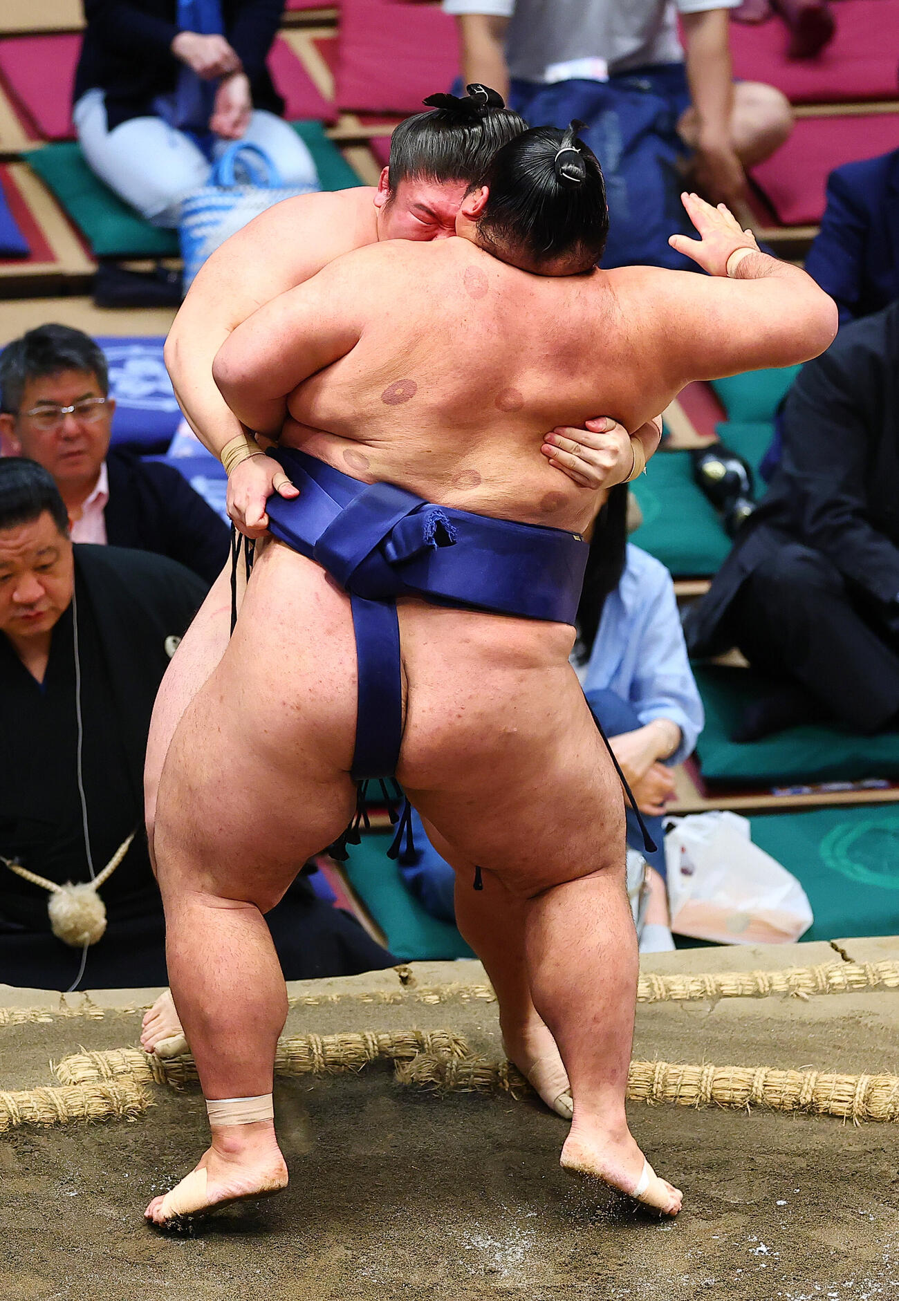 西ノ龍（奥）を寄りきりで破り十両優勝を決めた一意（撮影・野上伸悟）