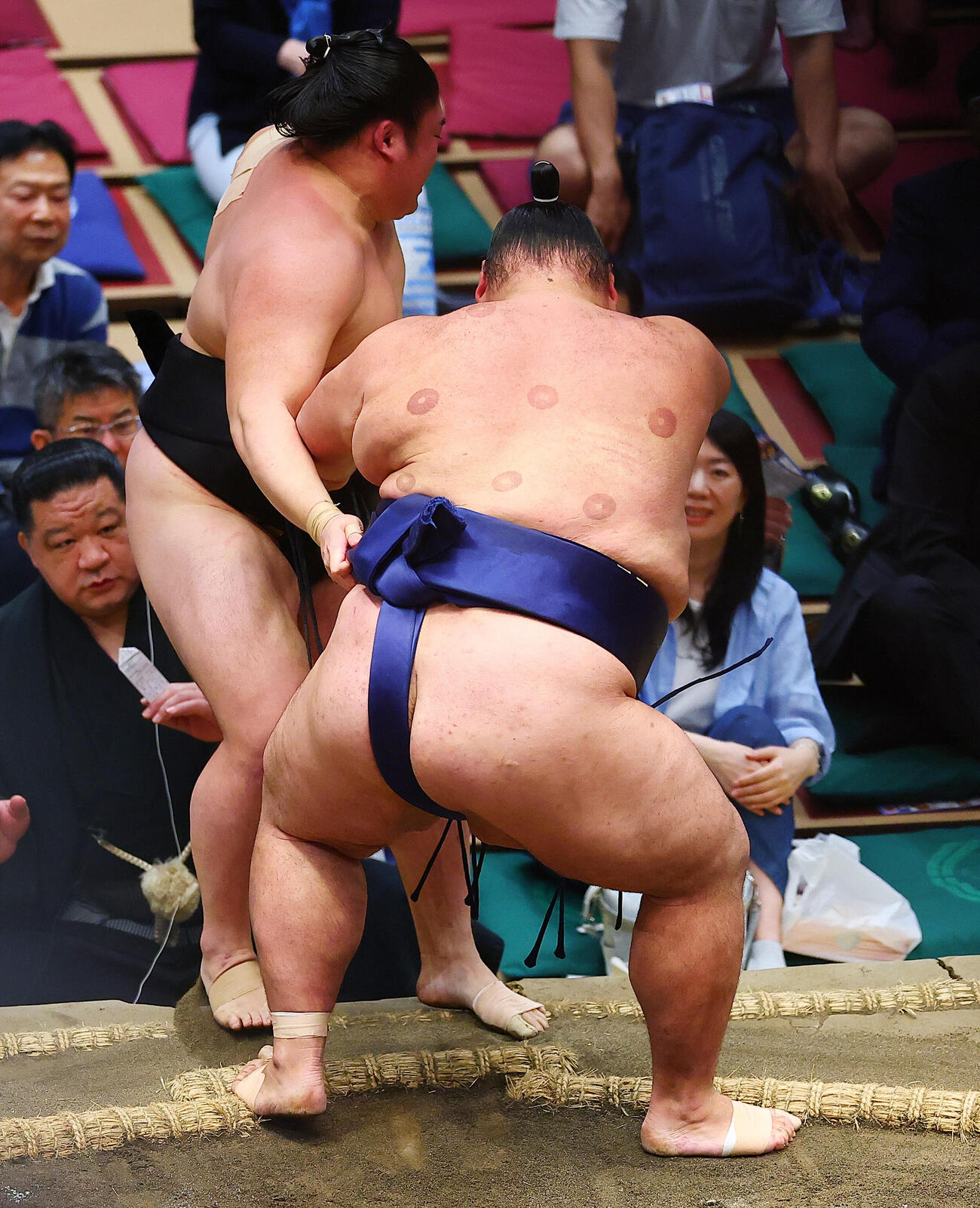 西ノ龍（奥）を寄りきりで破り十両優勝を決めた一意（撮影・野上伸悟）