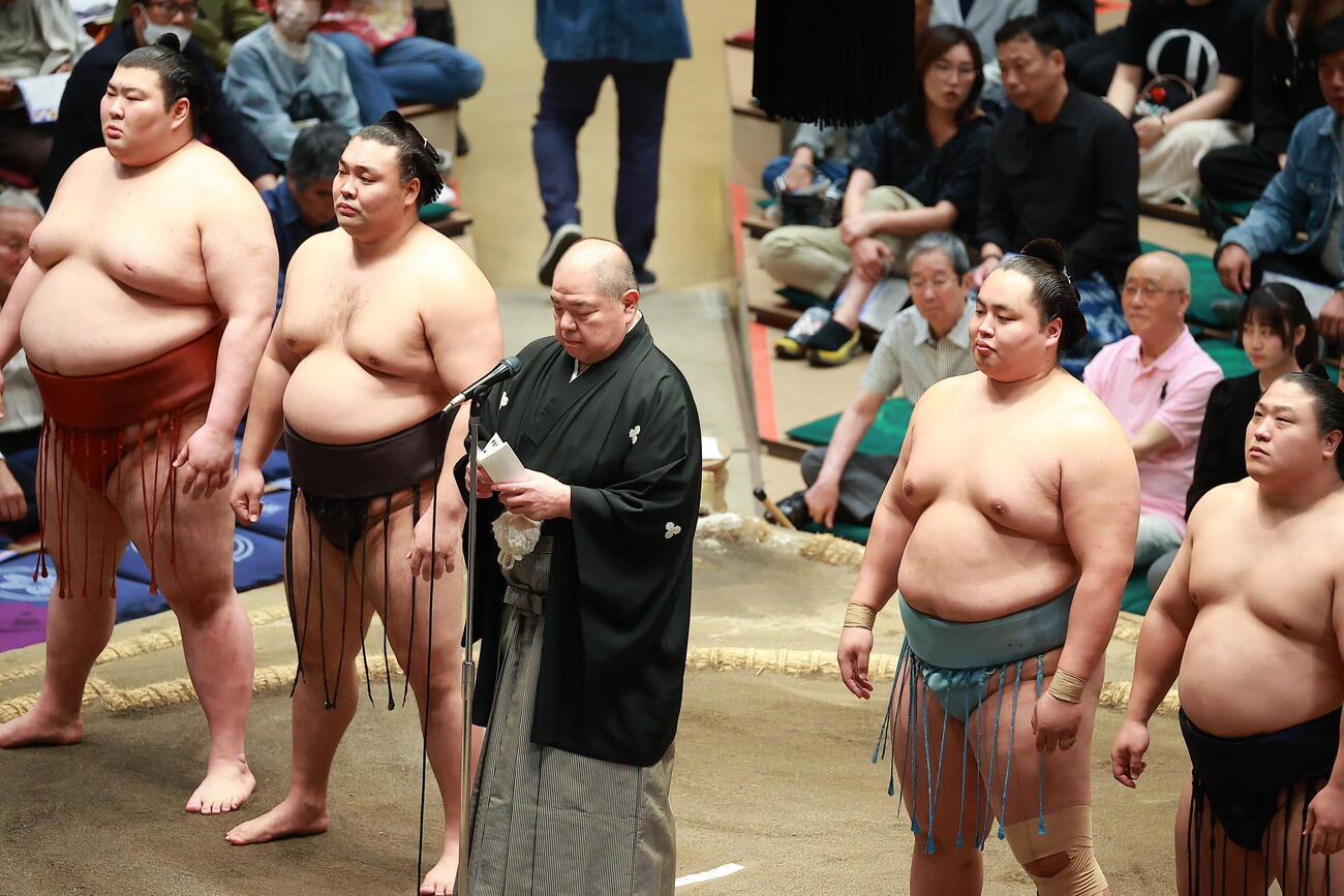 協会あいさつをする八角理事長（中央）（撮影・中島郁夫）