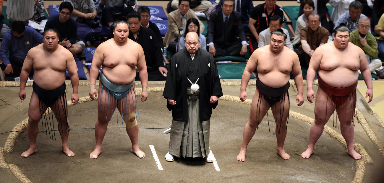 協会あいさつを行う、左から若隆景、琴勝峰、八角理事長、霧島、熱海富士（撮影・野上伸悟）
