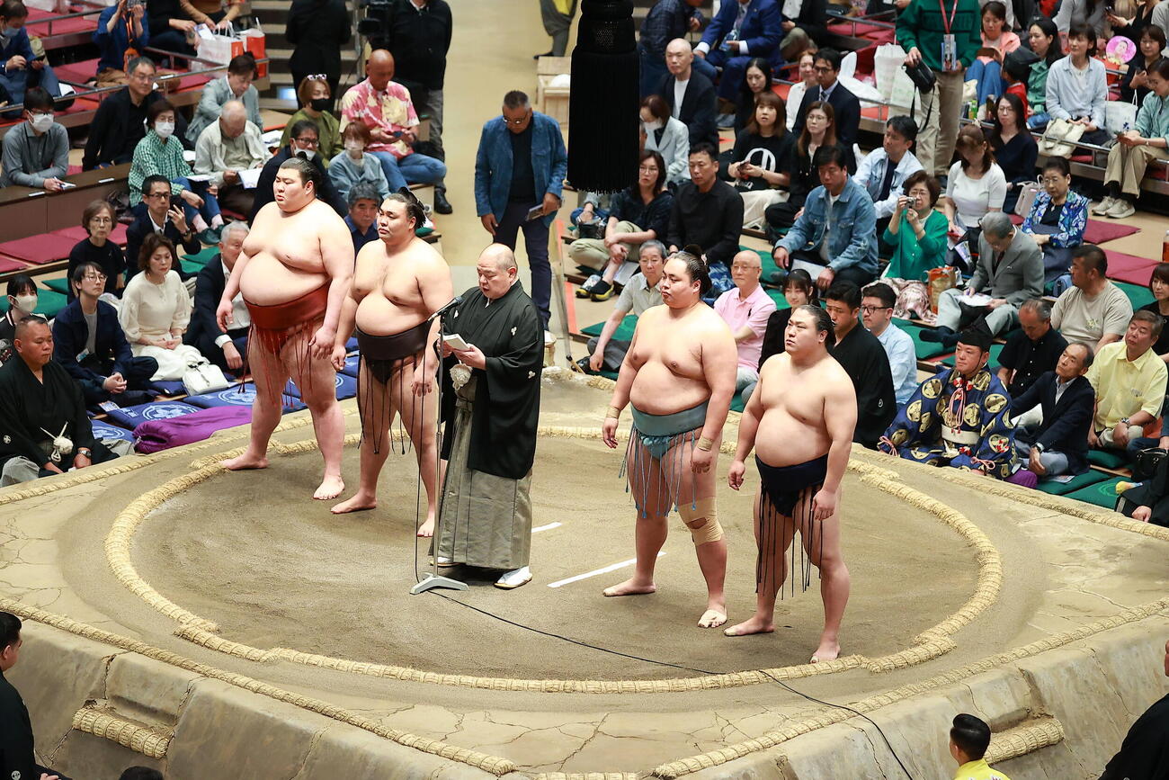 協会あいさつをする八角理事長（中央）（撮影・中島郁夫）