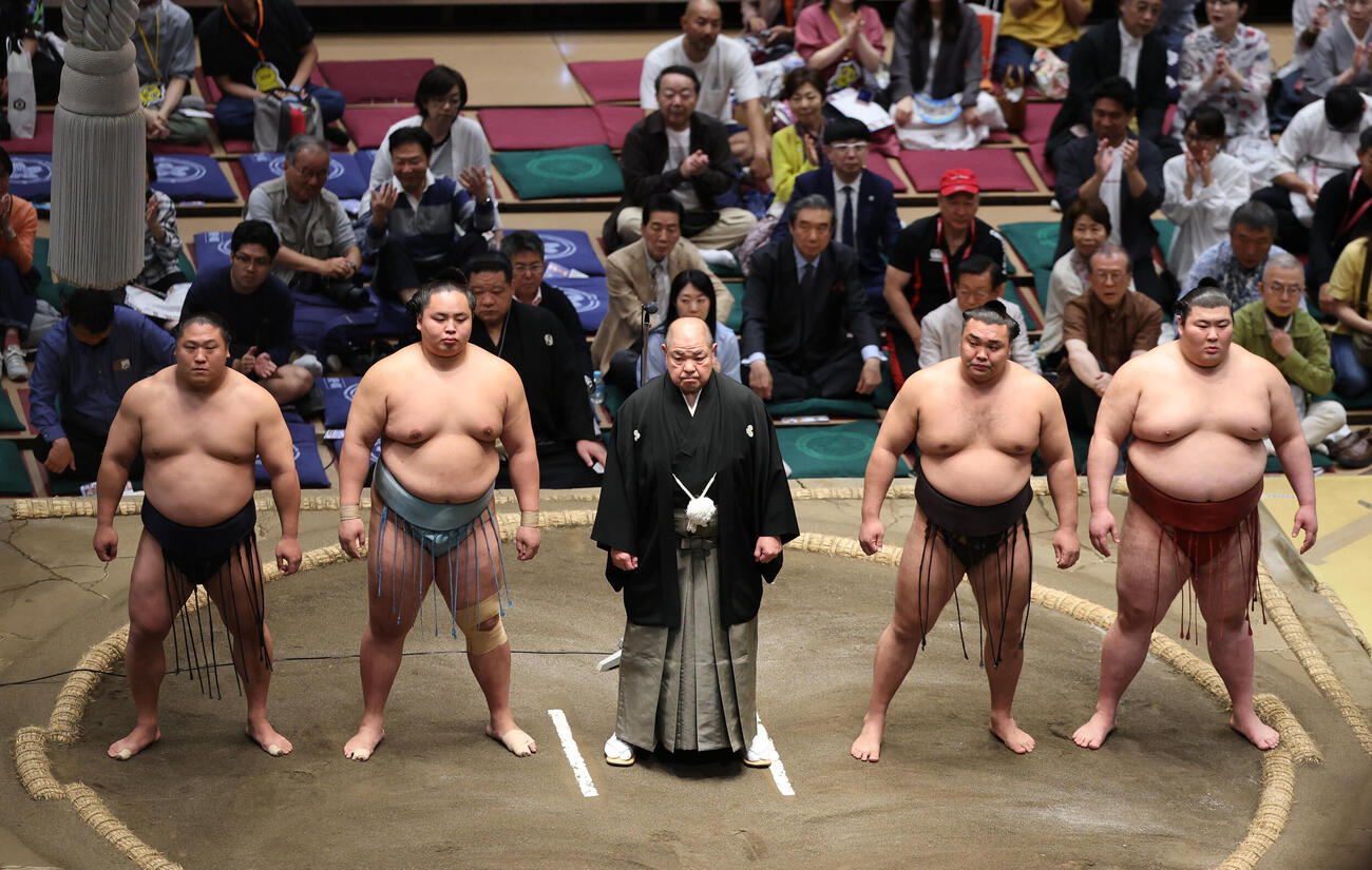 協会あいさつを行う、左から若隆景、琴勝峰、八角理事長、霧島、熱海富士（撮影・野上伸悟）
