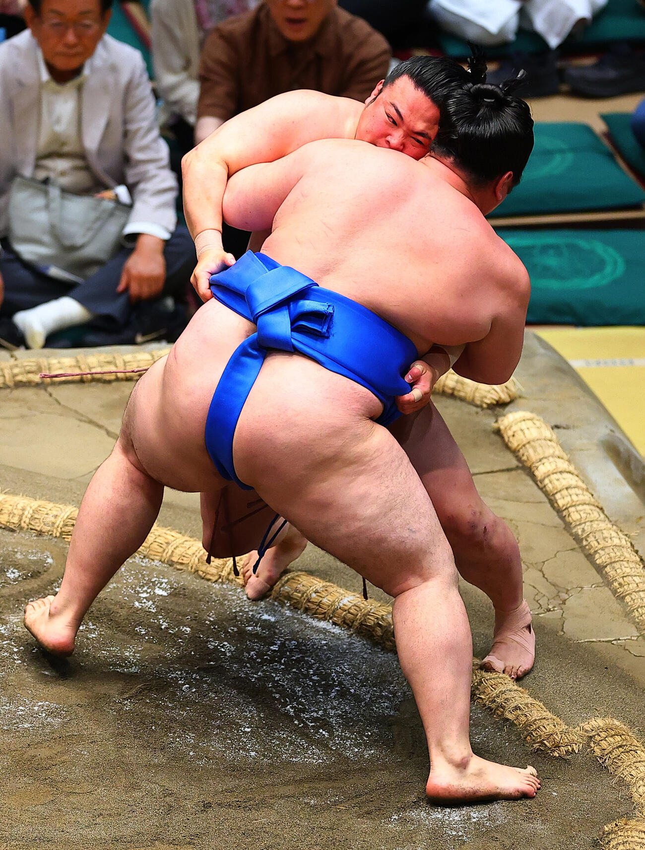 旭海雄（手前）に浴びせ倒しで敗れる炎鵬　（撮影・野上伸悟）