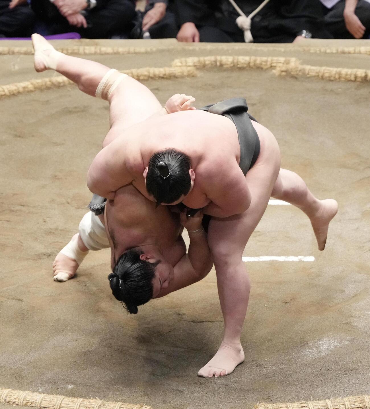 大相撲夏場所千秋楽　旭富士（右）は木竜皇を破り三段目優勝を決める（撮影・小沢裕）