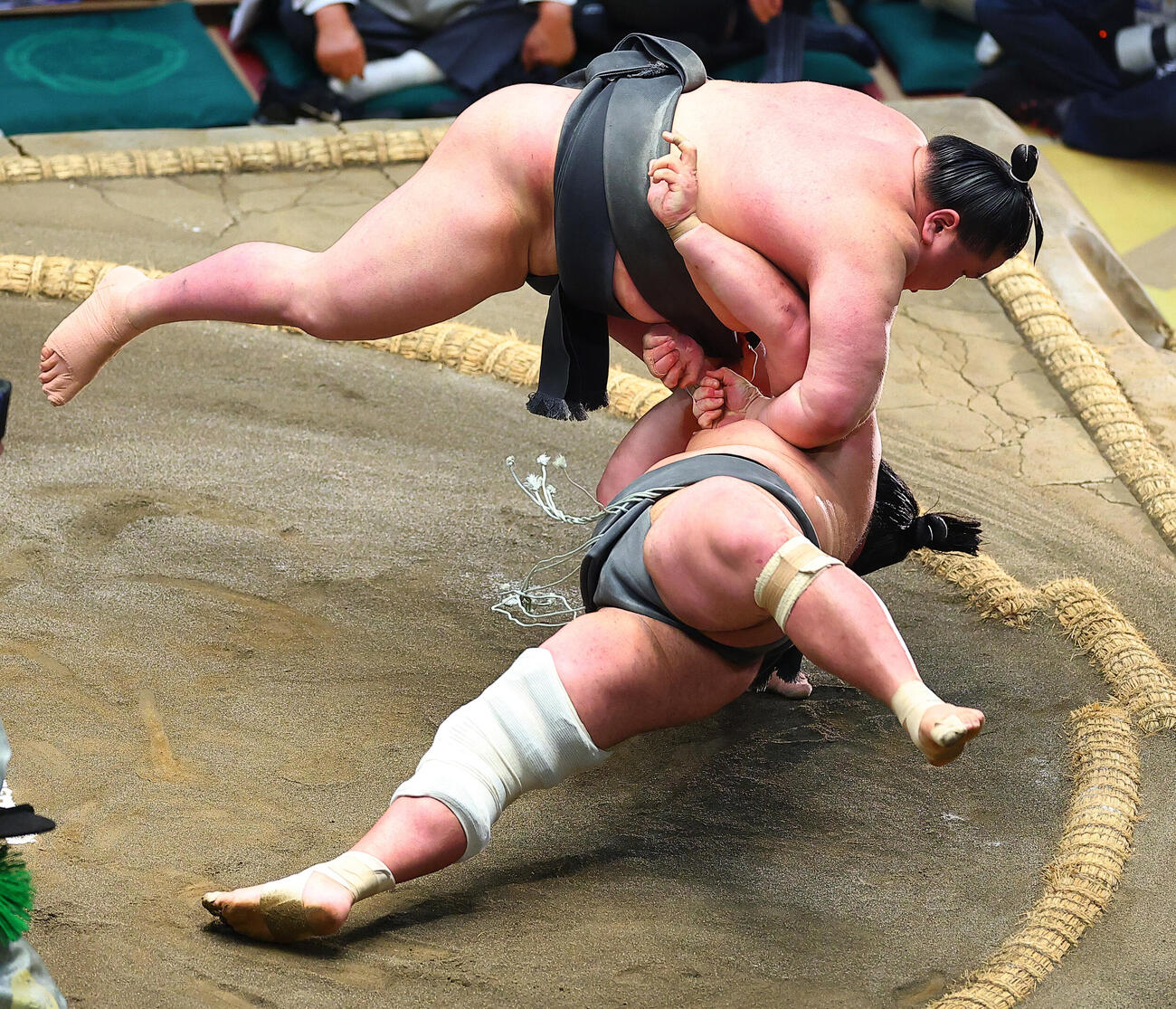 大相撲5月場所千秋楽　木竜皇（右）を小手投げで破り、三段目優勝を決めた旭富士（撮影・野上伸悟）