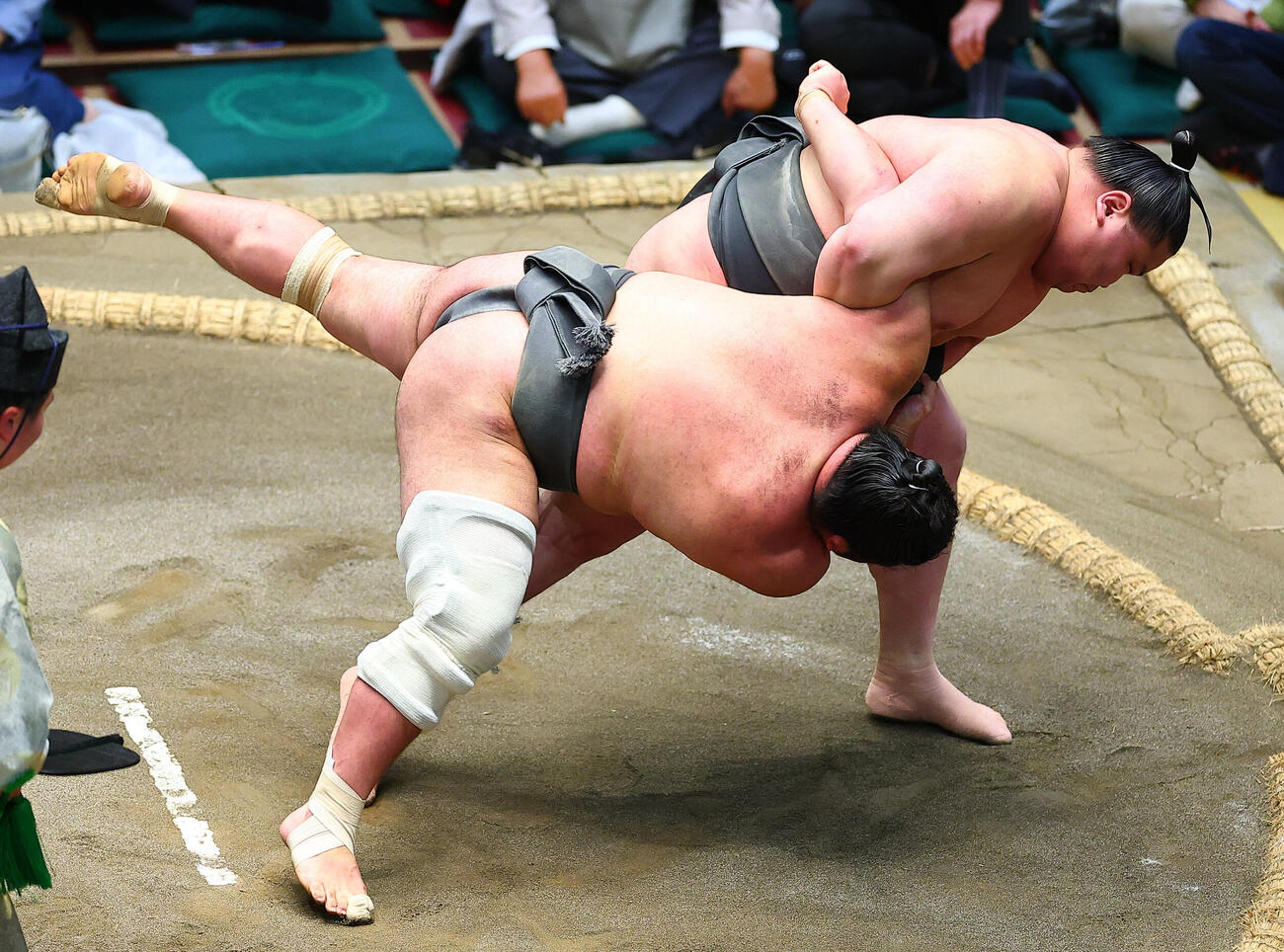 大相撲5月場所千秋楽　木竜皇(手前）を小手投げで破り、三段目優勝を決めた旭富士（撮影・野上伸悟）