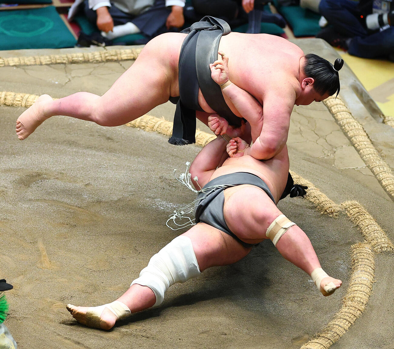 大相撲5月場所千秋楽　木竜皇(手前）を小手投げで破り、三段目優勝を決めた旭富士（撮影・野上伸悟）