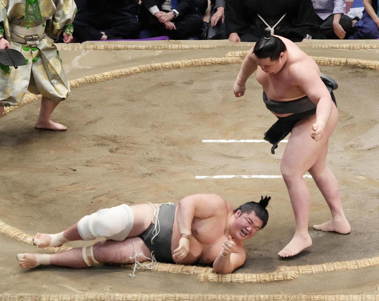 大相撲夏場所千秋楽　旭富士（右）は木竜皇を破り三段目優勝を決める（撮影・小沢裕）
